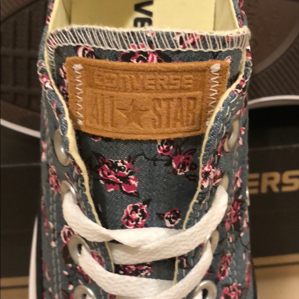 NIB women’s Converse shoes 👟 - Picture 7 of 8